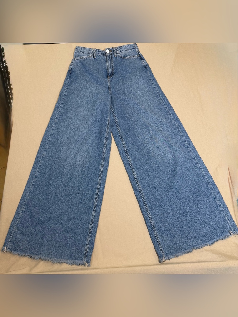 Free People Wide Leg Raw Hem Jeans in Medium Wash, Size 8.